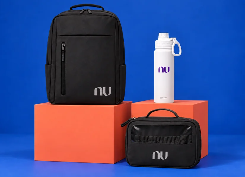 Kit de onboarding Nubank pela Gocase: mochila executiva, garrafa térmica e necessaire com o logo