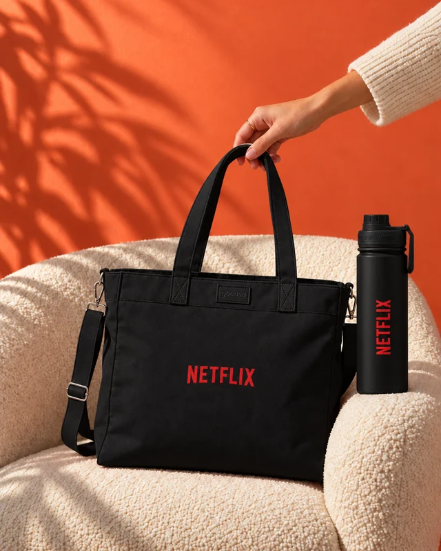 Tote e garrafa térmica personalizadas com o logo da Netflix pela Gocase